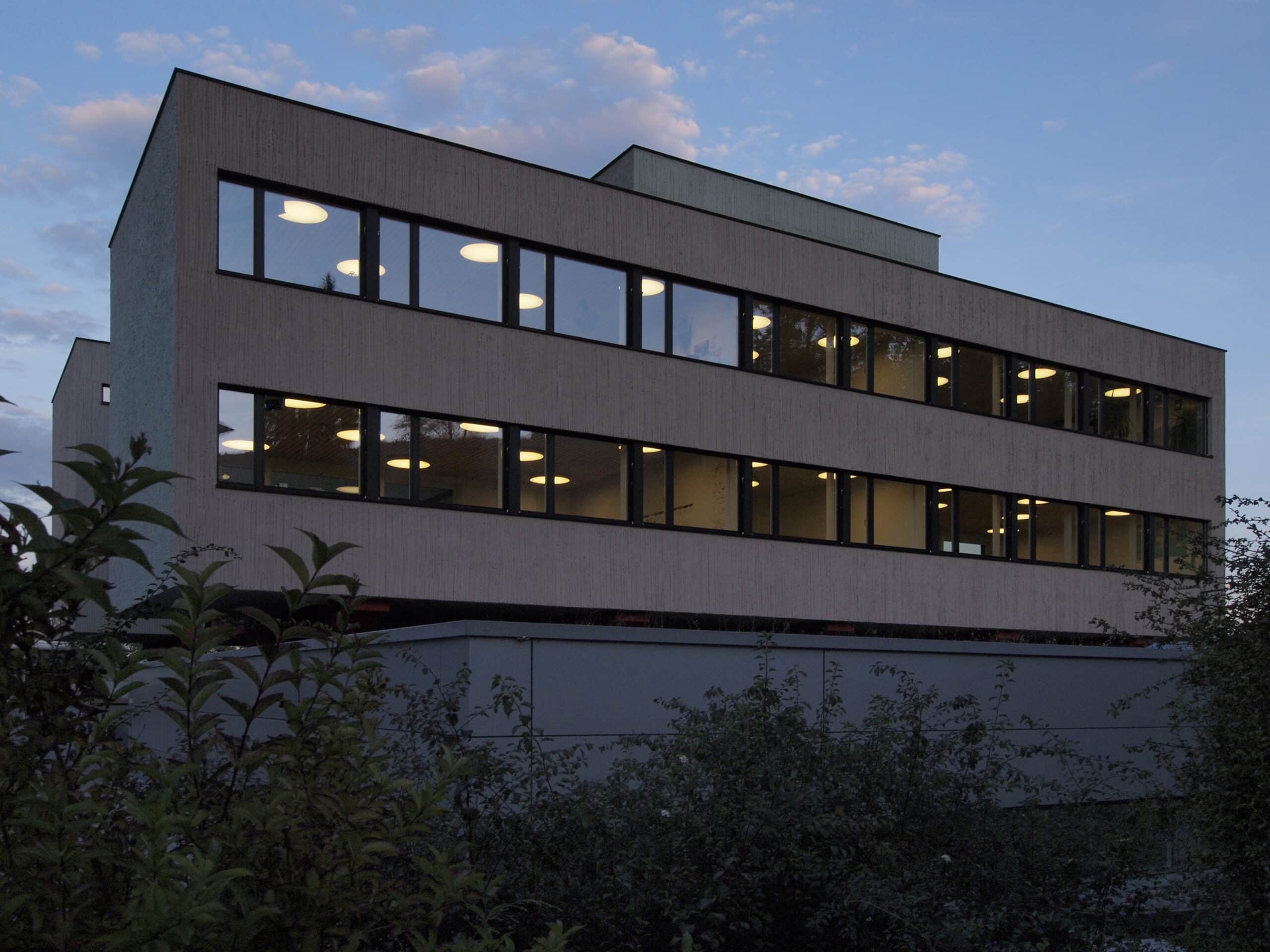 Westfassade Abend