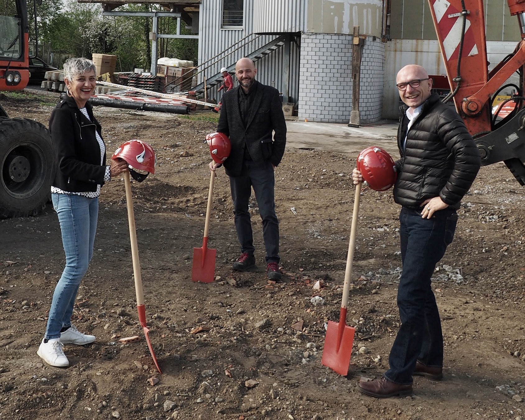 20. April 2020: Spatenstich mit Geri Stolz Keller Bauherrin (links), Oliver Rütimann Unternehmer, August Keller Bauherr und CEO der kpm3 (rechts)