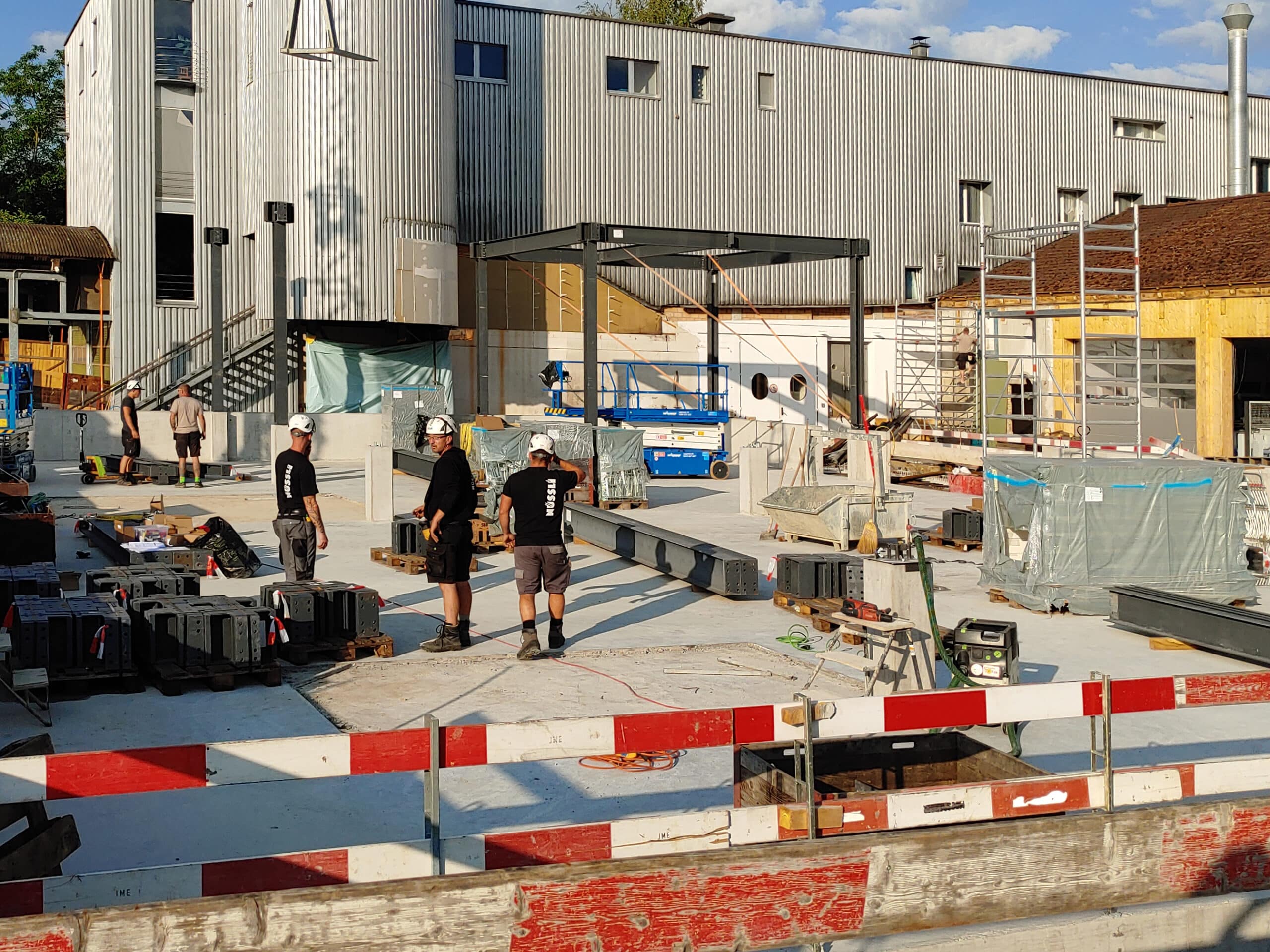 14. Juli 2020: Stahlbaumodule – Breite 6 x Länge 6 x Höhe 4 Meter – werden aufgerichtet