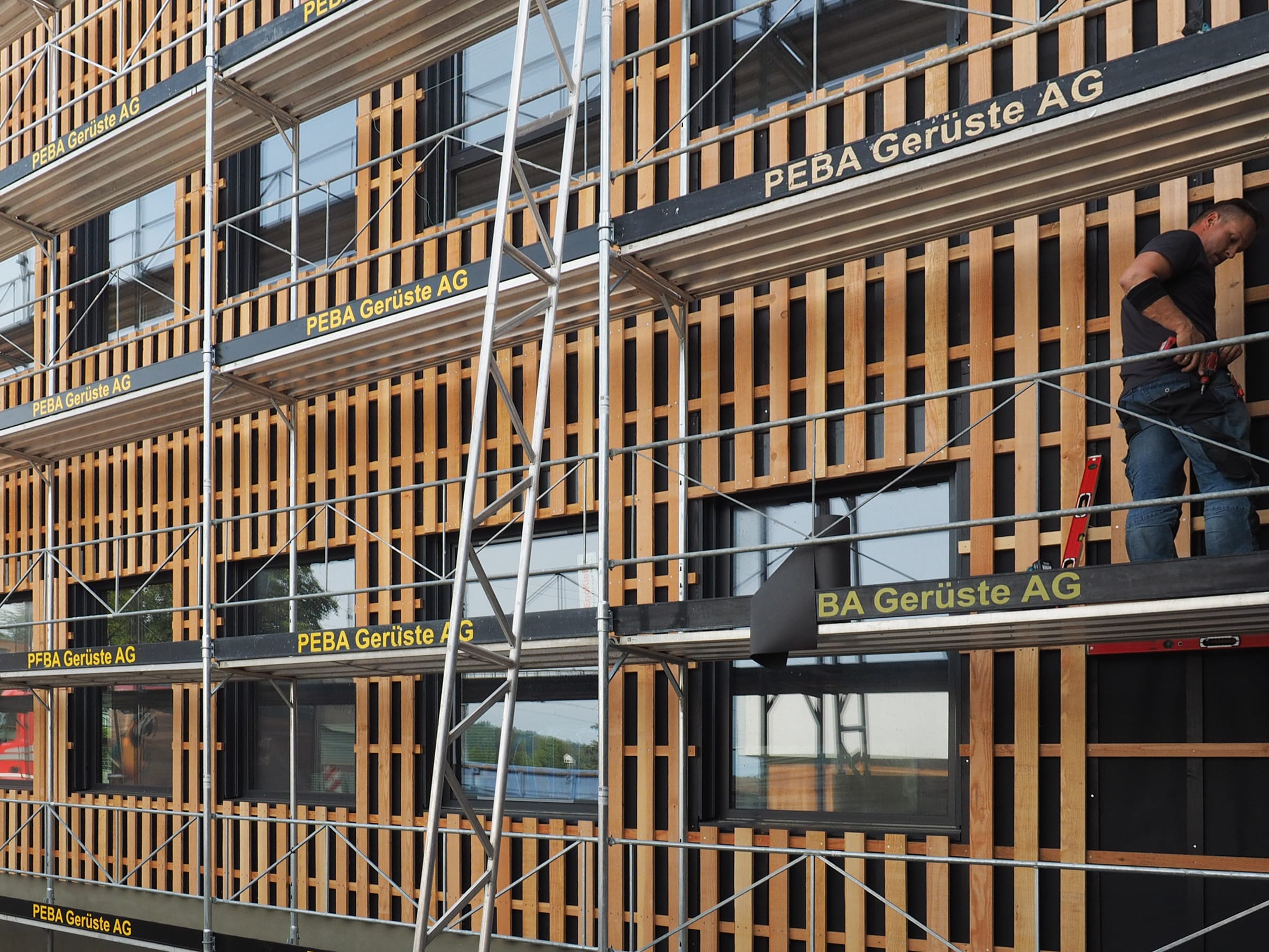 25. August 2020: Nordwestfassade «Douglasie-Holzkleid» Montage