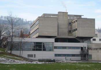 Südansicht Schulhaus Krauer - links die Schwimmhalle