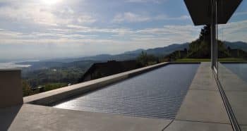 Betonelementpool im Abendlicht