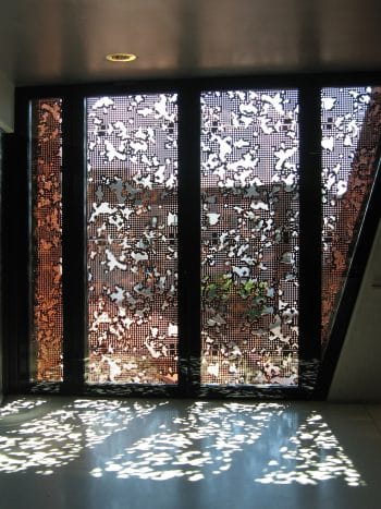 Vorplatz Lift / Treppenhaus im Dachgeschoss mit «Lochfenster»