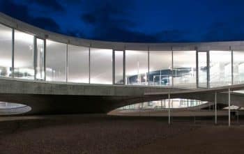 Learning Center der Eidgenössisch Technischen Hochschule (ETH) in Lausanne von Sanaa Architekten Tokio. Bis man solche Entwürfe realisieren kann, braucht es viel Geduld und Talent! Foto: Hisao Suzuki