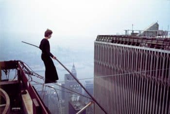 New York, 7. August 1974 — Der Hochseilartist Petit wandert ungesichert acht Mal zwischen den beiden Türmen hin und her.