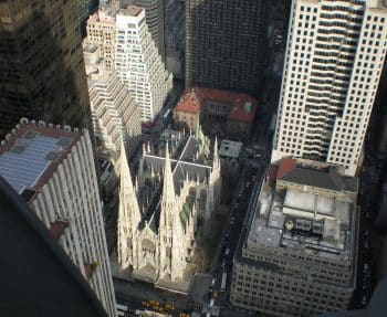 An der Fifth Avenue in NYC: St. Patrick’s Cathedral und rechts das Luxus-Einkaufshaus Saks.