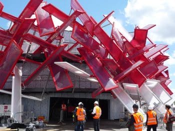 Der Pavillon kurz vor der Fertigstellung am 30. Juni, es wird auch am Samstag gearbeitet...
