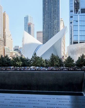 Vordergrund: 9/11 Memorial «Footprint» Nord-Tower